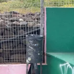 Een fotografie experiment rondom afval - Prullenbak op Tenerife met gekleurde muur