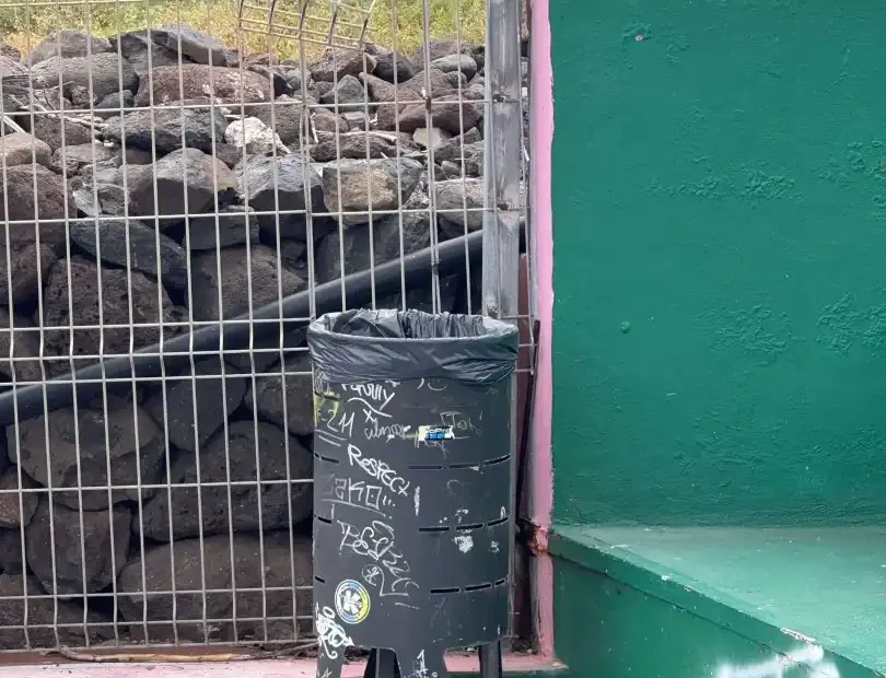 Een fotografie experiment rondom afval - Prullenbak op Tenerife met gekleurde muur