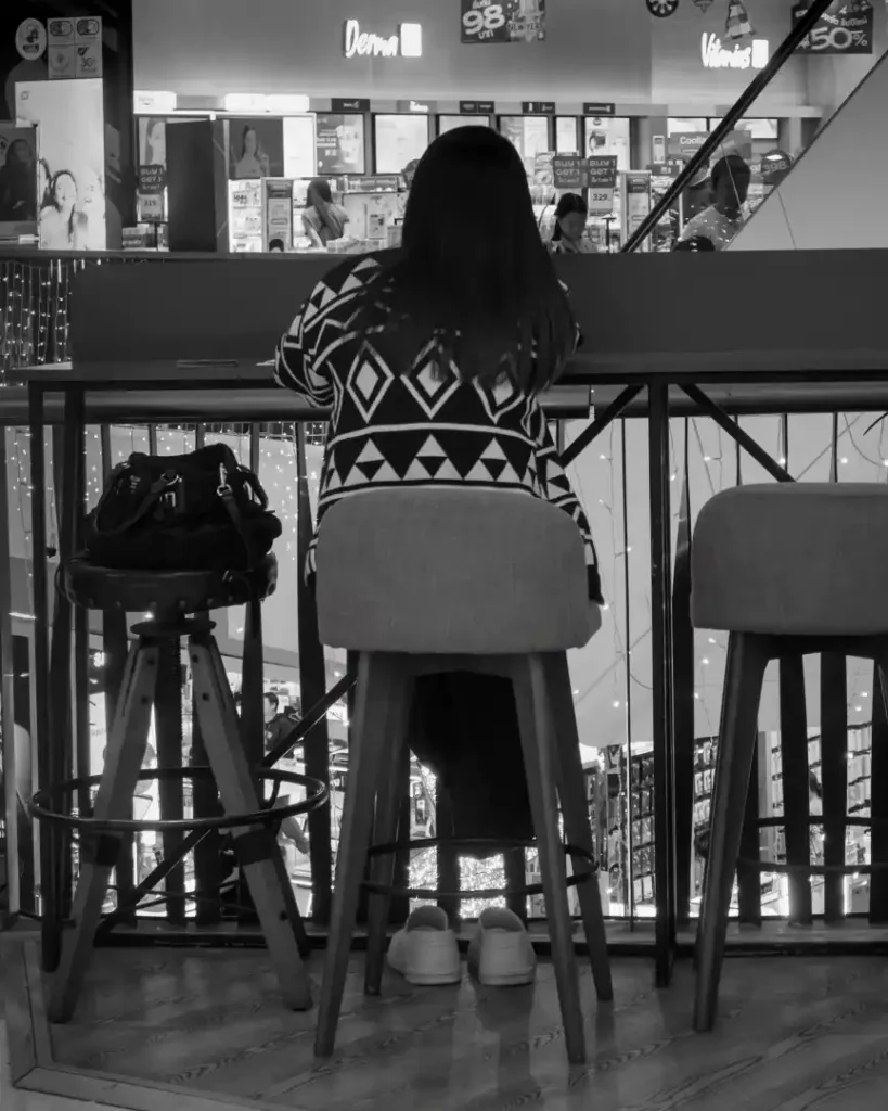 Meisje zonder schoenen - De stille kracht van zwart-wit fotografie