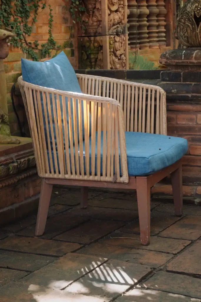 Terracotta Garden Lamphung stoel in zonlicht