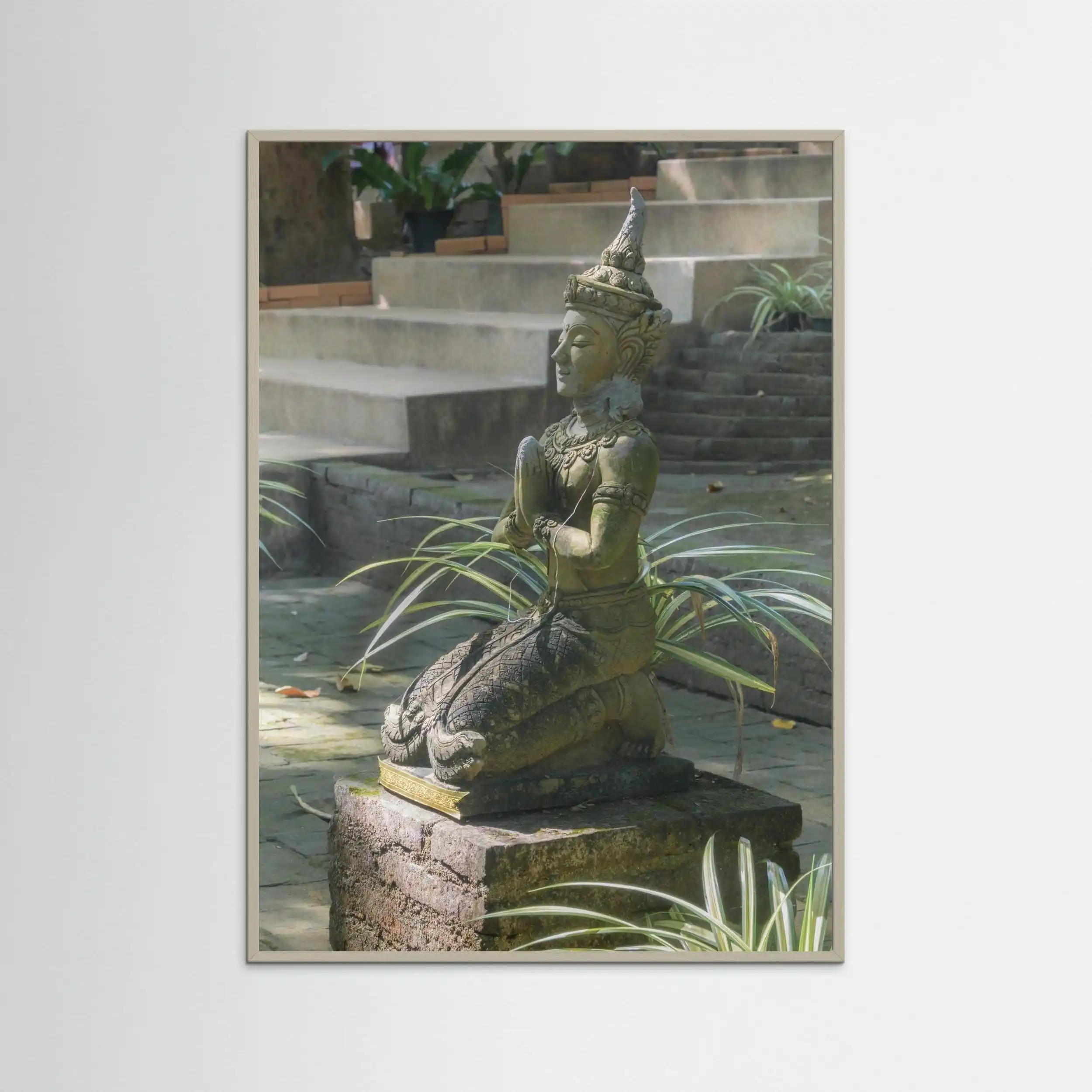 Thaise tempelwachter in gebedshouding grijze lijst