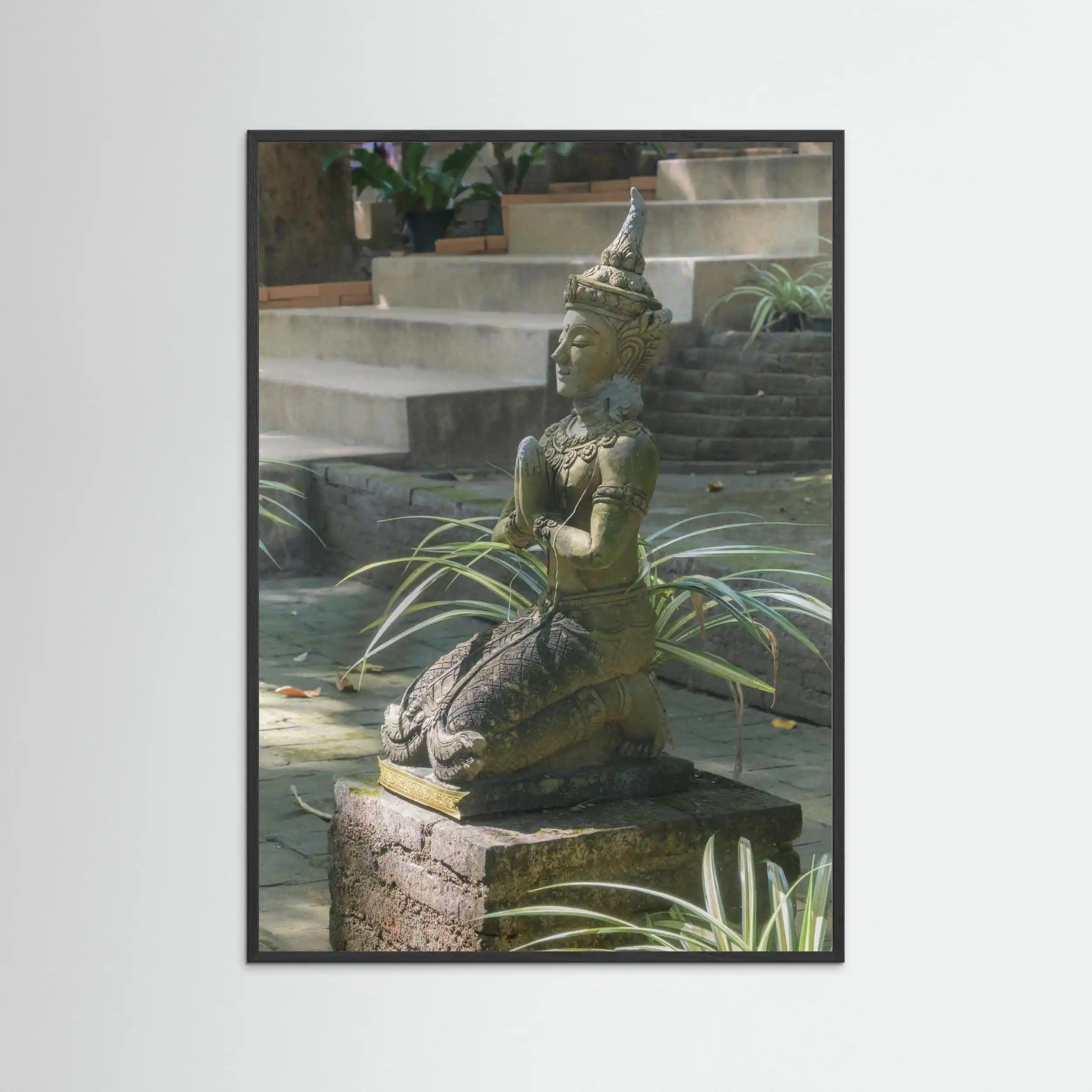 Thaise tempelwachter in gebedshouding zwarte lijst