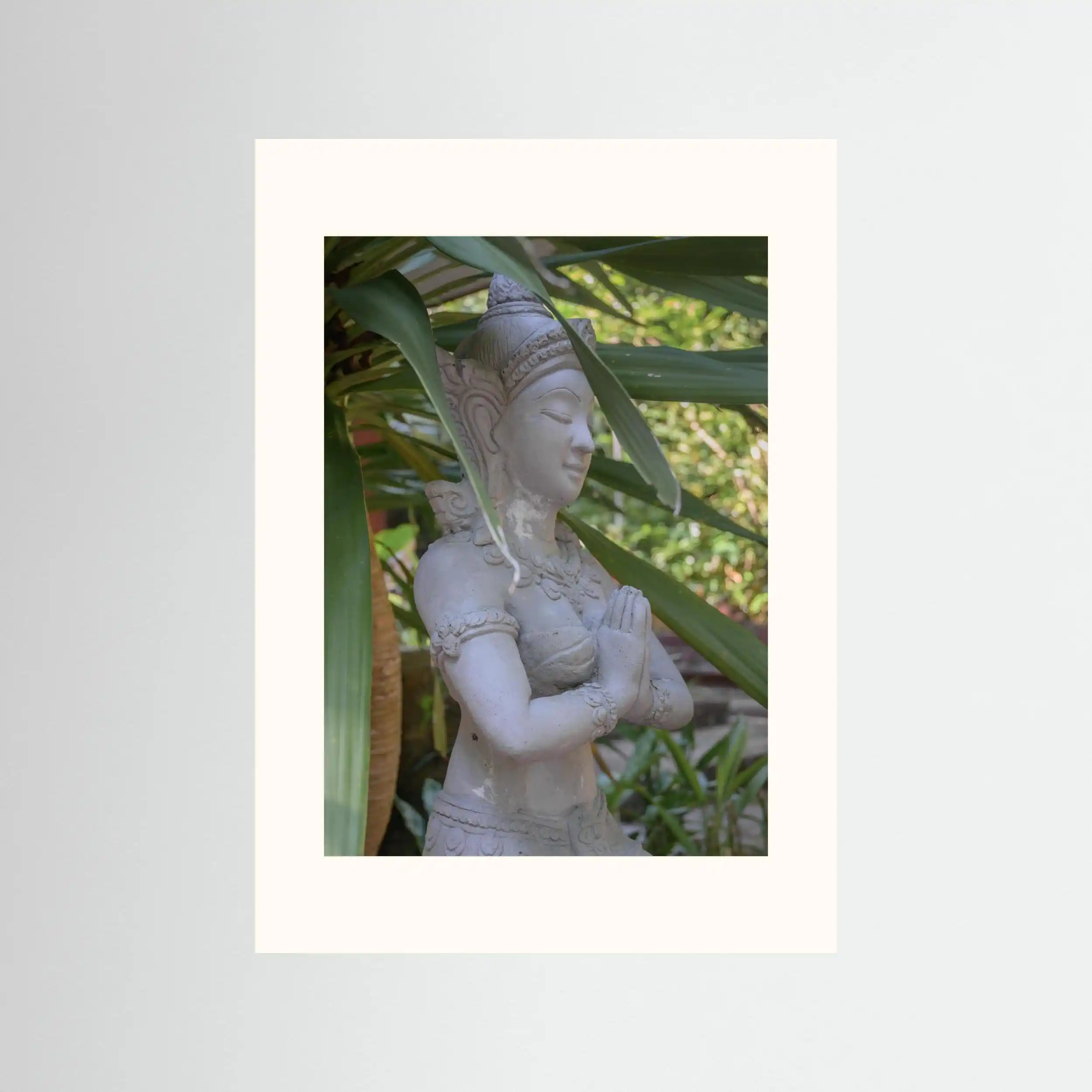 Tempelbewaarder in gebedshouding - Verborgen gebed in groen passepartout